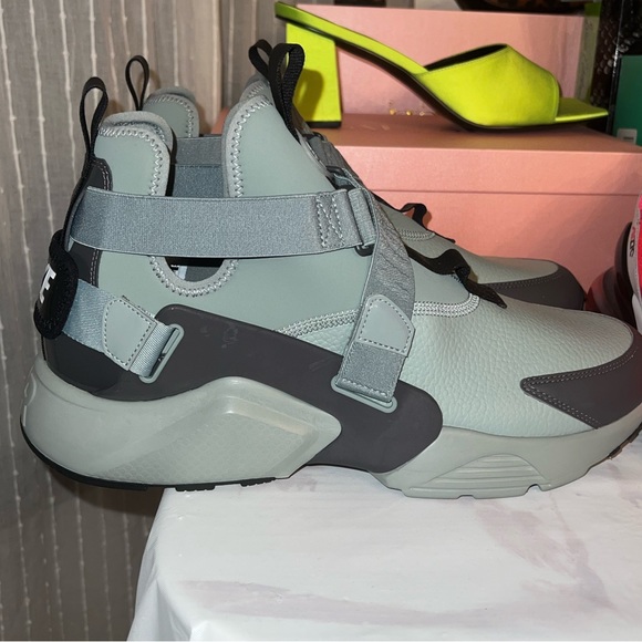 New Nike shoes - Picture 4 of 9